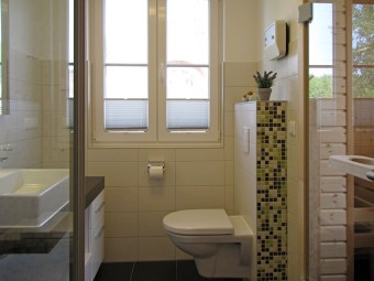 Bad im Erdgeschoss mit Eingang zur Sauna