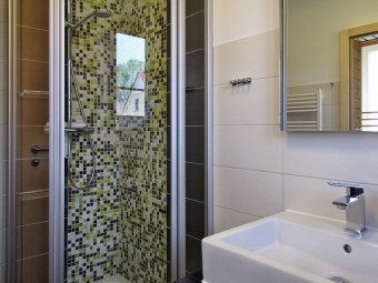 Bad im Erdgeschoss mit Eingang zur Sauna